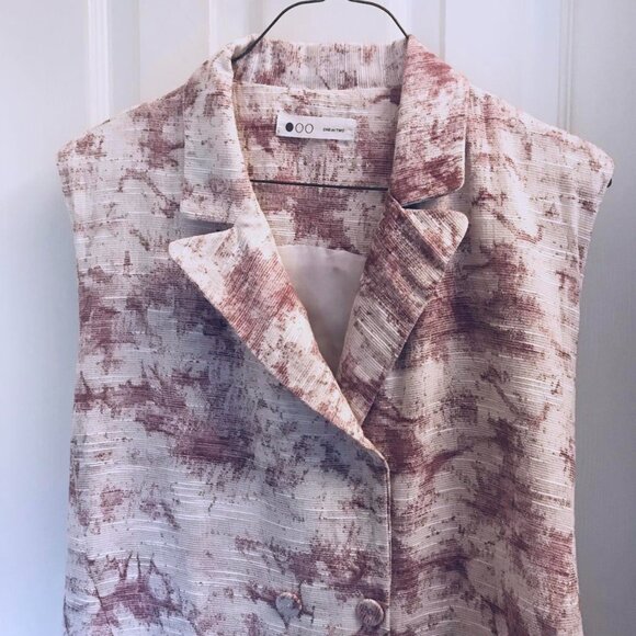 Cute Sleeveless Double Breasted Abstract Floral Vest in White and Purple - Picture 2 of 13